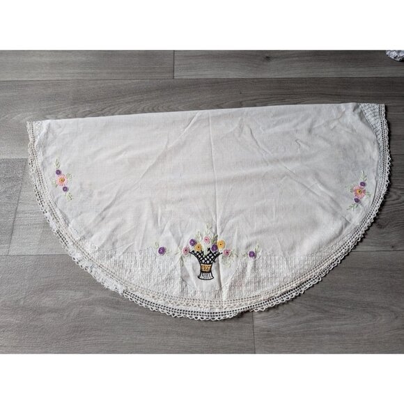Vintage Embroidered Linen Tablecloth With Floral Basket Design & Lace Trim 30" - Picture 2 of 6